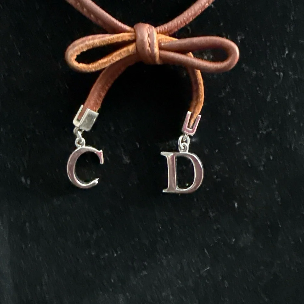Christian Dior Vintage Bow Choker Necklace Logo CD Charm Brown Leather - Picture 2 of 4